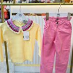 PEMBE PANTALON VE NAKIŞ DETAYLI ÜST